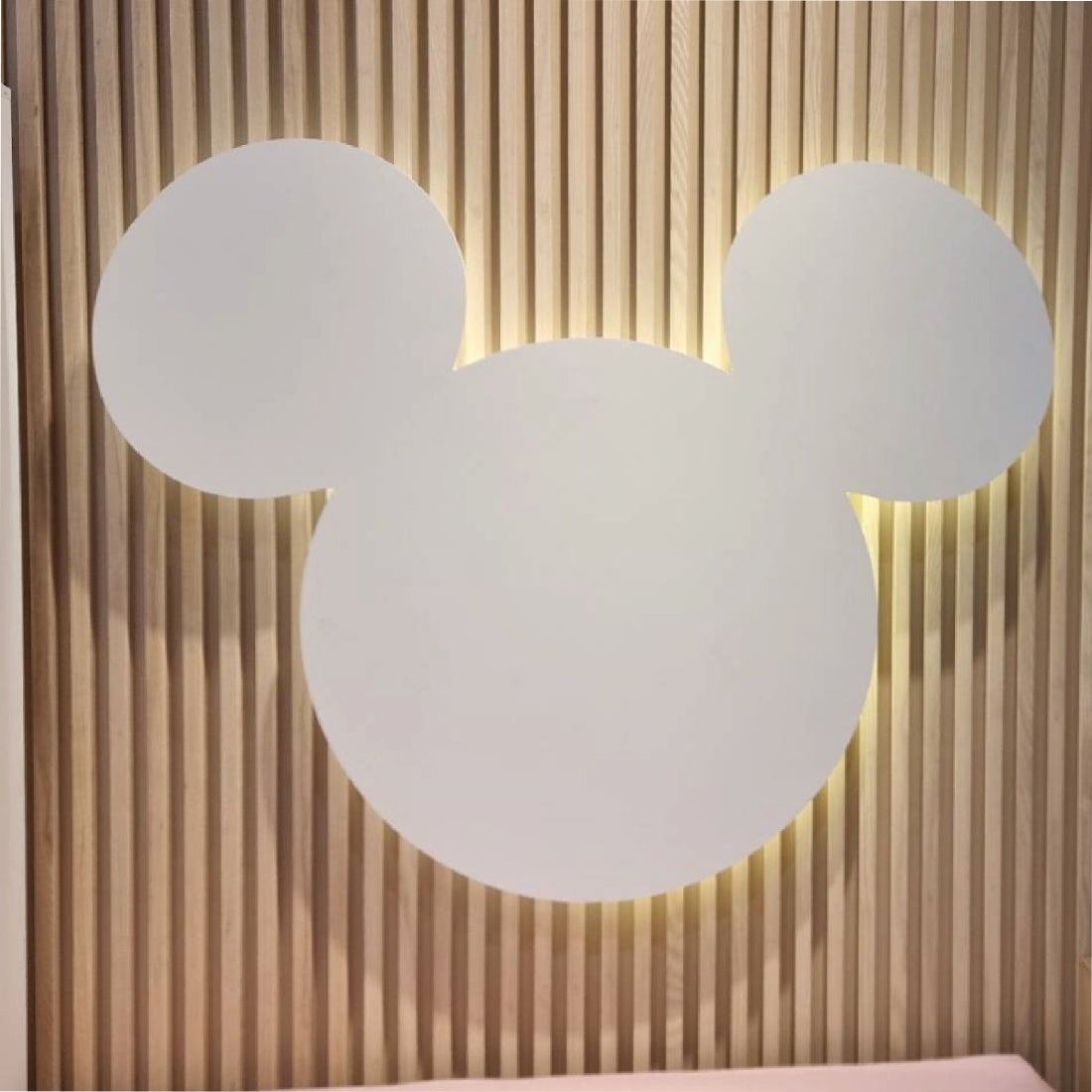 ผนังประดับแขวน Disneyhome รูปทรง Mickey Mouse สีขาว
