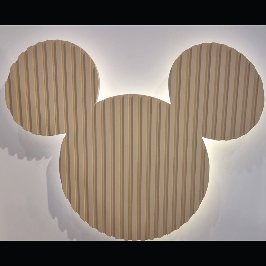ผนังประดับแขวน Disneyhome รูปทรง Mickey Mouse ลายระแนงสีเนเชอรัล